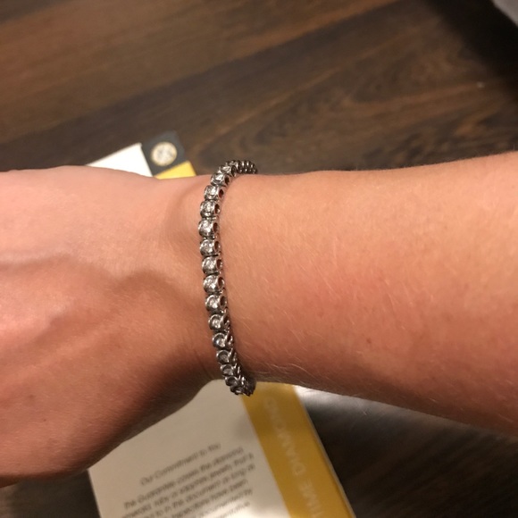 Diamond tennis bracelet and earrings - Picture 5 of 6